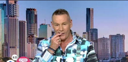 Un presentador pierde un diente en directo