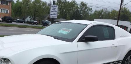 Un coche con un letrero de venta