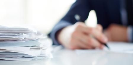 Manos sobre documentos