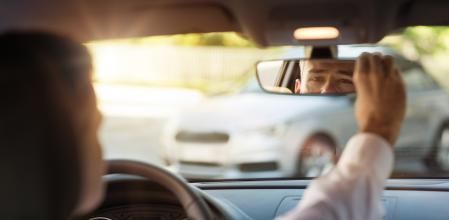 El retrovisor interior del coche incorpora una función para evitar los deslumbramientos causados por los vehículos que llevan las luces mal regladas 