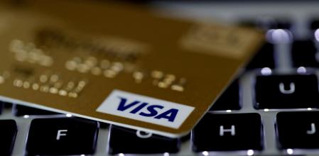 Imagen recurso de una tarjeta Visa encima del teclado de un ordenador
