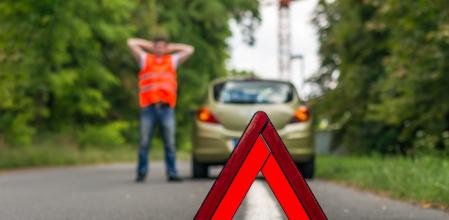 Un conductor ha sufrido una avería en el coche y espera que acuda la asistencia en carretera&nbsp;