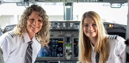 Madre e hija emocionan a las redes enseñando cómo han pilotado juntas un avión de pasajeros