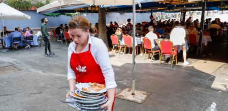 Hostelería.Los trabajadores de restauración en el interior deben trabajar en un entorno de 25 grados en lugar de los 27 grados que marca la norma aprobada a principios de esta semana para ahorrar energía
