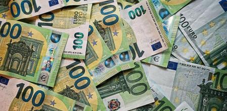 Varios billetes de cien euros.