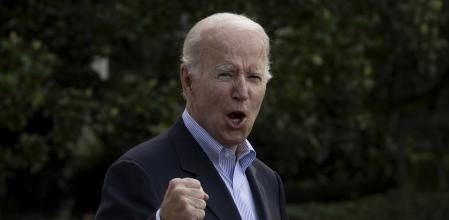 El presidente de EE.UU., Joe Biden, gesticula mientras camina por el jardín sur para partir en el Marine One, en la Casa Blanca