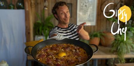 ¿Quieres preparar un plato que sorprenda a tus invitados y que sea fácil de compartir? Pues apúnate esta receta tan original de fideuà ibérica de Gipsy Chef, que está para chuparse los dedos. Para conseguir el mejor resultado, debes utilizar ingredientes de calidad, porque serán los que darán sabor a la pasta. Y no vayas con prisas, porque los fideos necesitan tiempo para absorber bien el sabor del chorizo. Atrévete a prepararla.