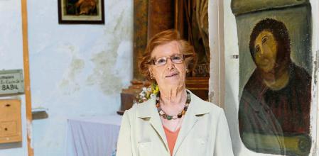 ECCEHOMO DE BORJA. ENTREVISTA A CECILIA GIMENEZ,AUTORA DE LA RESTAURACIÓN DEL ECCEHOMO DE BORJA. VISTAS DE LA IGLESIA QUE COBIJA EL ECCEHOMO DE BORJA,PUBLICO ASISTENTE Y ENTREVISTA CON EL ALCALDE DE BORJA, FRANCISCO MIGUEL ARILLA