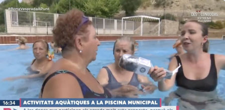 La respuesta de una espontánea descoloca a una reportera en directo: 