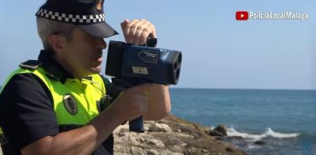 Un agente de la Policía Local de Málaga mide con un radar portátil la velocidad de una moto acuática&nbsp;
