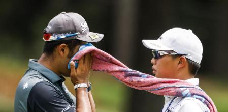 Memphis (United States), 09/08/2022.- Hideki Matsuyama of Japan (L) wipes his face with a towel draped over the shoulder of caddie Shota Hayafuji (R) during practice for the FedEx St. Jude Championship golf tournament at TPC Southwind in Memphis, Tennessee, USA, 09 August 2020. The FedEx St. Jude Championship is the first of three FedEx Cup playoff tournaments. (Japón, Estados Unidos) EFE/EPA/TANNEN MAURY