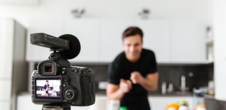 La nueva Ley de Comunicación Audiovisual regula algunos aspectos de la profesión de los creadores de contenido o influencers en España.