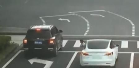 La niña que viajaba sin sistema de retención infantil cayó al suelo al precipitarse por la ventanilla del coche&nbsp;