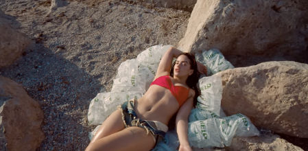 Rosalía en una escena del videoclip de 'Despechá'