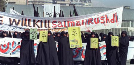 En esta foto de archivo tomada el 17 de febrero de 1989, se ve a mujeres iraníes sosteniendo pancartas que decían 