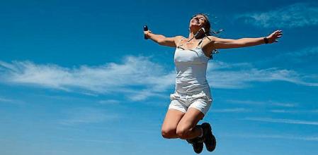 FOTO ALEX GARCIA UNA MUJER SALTA EN UNA CARRETERA LOCAL DESIERTA EN UNA MUESTRA DE ALEGRIA 2015/08/14