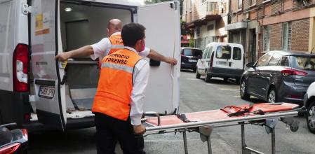 VALLADOLID, 13/08/2022.- Operarios de los servicios funerarios llegan a una de la dos viviendas de Valladolid que han registrados sendos incendios este sábado. En una de las dos viviendas han aparecidas muertas una mujer de 78 años, y su hija, de 54, una de ellas con heridas de arma blanca; y en una casa próxima ha aparecido muerto un hombre de 72 años, también por heridas de arma blanca. EFE/ Nacho Gallego