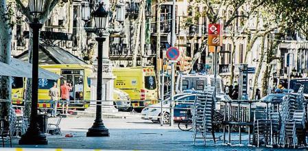 foto XAVIER CERVERA 17/08/2017 tras el tragico suceso, atentado yihaidista en las Ramblas de Barcelona, numerosas zonas han sido acordonadas, por la guardia urbana y los mossos d esquadra; en la imagen, placa catalunya, junto cafe Zurich, con numerosas ambulancias para atender heridos