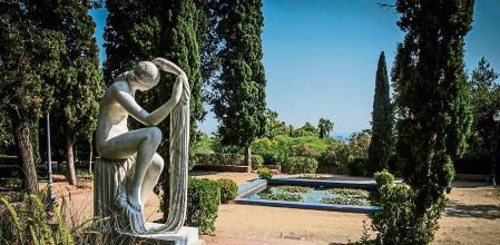 18 - 07 - 2022 / Barcelona / jardines Laribal de Montjuïc. El Ayuntamiento prepara un proyecto para restaurarlos. Concretamente, en el ámbito de la rosaleda llamada Colla de l'Arròs, . En esta rosaleda- la primera pública en la ciudad y que se tiene que arreglar- hay una pérgola que también se arreglará. En otra zona de los jardines, hay un muro de piedra seca que se derrumbó que ahora está vallado en llamada plaza del Claustre, las escaleras del Generalife, que se accede subiendo por unas escaleras desde la plaza del Claustre. / Foto: Llibert Teixidó