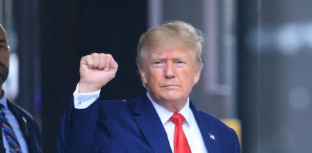 Donald Trump, levanta el puño mientras camina hacia un vehículo afuera de la Torre Trump en la ciudad de Nueva York