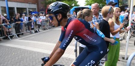 Oestsjaelland (Denmark), 16/08/2022.- Colombian rider Egan Bernal of Team Ineos Grenadiers arrives for the departure of the first stage of PostNord Tour of Denmark from Alleroed to Koege, Denmark, 16 August 2022. (Ciclismo, Dinamarca) EFE/EPA/Thomas Sjoerup DENMARK OUT