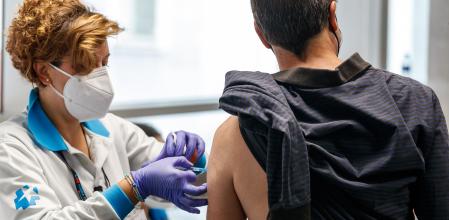 Un hombre recibiendo la dosis de refuerzo en el WiZink Center de Madrid