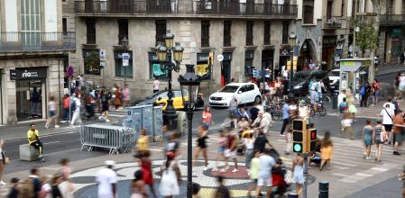 La Rambla de Barcelona ayer por la tarde llena de gente justo en el lugar en el que quedó detenida la furgoneta del atentado