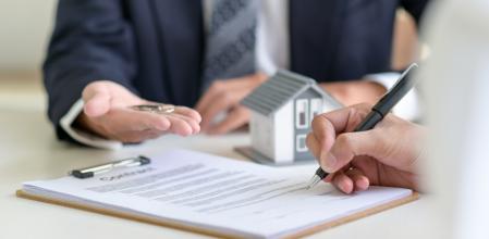 Hombre firmando hipoteca