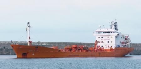 El buque cisterna llegó ayer a la zona para abastecerla de agua