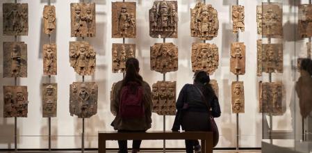 Unos visitantes observan unos bronces