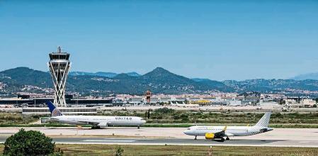 foto XAVIER CERVERA 26/05/2022 en la pista q da al mar mediterraneo del aeropuerto del Prat Llobregat ,Barcelona BCN, es la q esta mas tocando a los manglares, laguna, d la Ricarda, zona del parque natural del espacio protegido del Delta del Llobregat ,q AENA quiere derribar -en parte- para ampliar la pista con aviones (mas cercanos en la imagen) para aumentar el trafico aereo, pasajeros, del aeropuerto de BCN