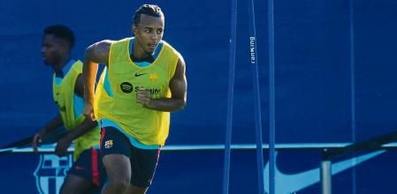 BARCELONA, 20/08/2022.- El jugador del FC Barcelona Jules Koundé (izda, delante) participa en el entrenamiento de su equipo en la ciudad deportiva Joan Gamper en Barcelona este sábado. EFE/Alejandro García