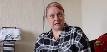 Kelly Grice explicando su caso en un medio local