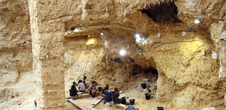 Arqueólogos trabajando en l'Abric Romaní de Capellades