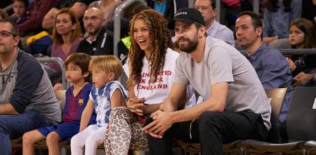 La cantante Shakira y el futbolista Gerard Pique con sus hijos Milan y Sasha durante un partido de la ACB 2019 , Barcelona, Spain - 10 MAR 2019.