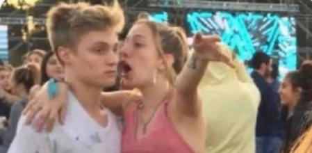 La historia detrás del meme viral de una chica gritando al oído de su novio