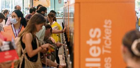Gente sacando billetes, con la pronta implantación de la gratuidad, de Rodalies en la estación de Santa. Joan Mateu Parra, Barcelona 24 de agosto de 2022.