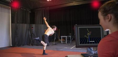Deporte y tecnologia A shot of two people orchestrating a sport science experiment at a university in Perth, Australia. They are tracking the movement of an athlete