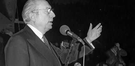 Enrique Tierno Galván, durante una alocución pública