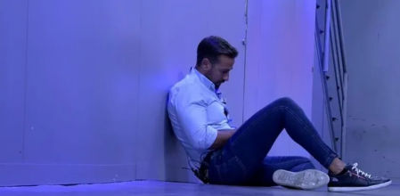 Rafa Mora desolado en el pasillo de la entrada del plató a 'Sálvame'