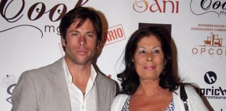 Teresa Rivera junto a su hijo, Canales Rivera, en una imagen de archivo