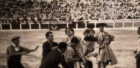 Manolete es llevado en brazos tras la cogida que le causaría la muerte
