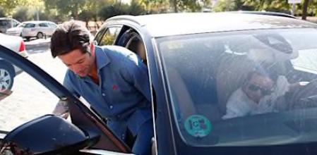 Canales Rivera junto a Isabel, su actual pareja, en su salida del hospital este domingo