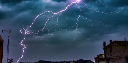 Cómo sobrevivir a una tormenta eléctrica y evitar que te caiga un rayo encima