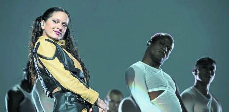 CH01. SANTIAGO (CHILE), 28/08/2022.- La cantante española Rosalía canta hoy durante su actuación en el marco de su gira internacional Motomami World Tour en el Movistar Arena de Santiago (Chile). EFE/Alberto Valdes