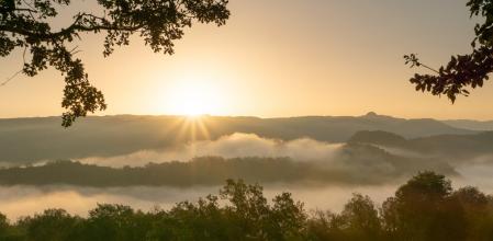 El valle de Sau cubierto de niebla.