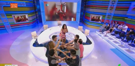 Lorena Castell salta sobre sus compañeros en 'Zapeando'