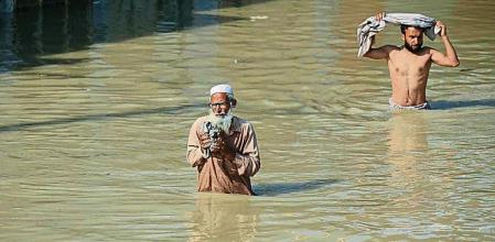 Nowshera (Pakistan), 29/08/2022.- People wade through a flooded area following heavy rains in Nowshera District, Khyber Pakhtunkhwa province, Pakistan, 29 August 2022. According to the National Disaster Management Authority (NDMA) on 27 August, flash floods triggered by heavy monsoon rains have killed over 1,000 people across Pakistan since mid-June 2022. More than 33 million people have been affected by floods, the country's climate change minister said. (Inundaciones) EFE/EPA/BILAWAL ARBAB