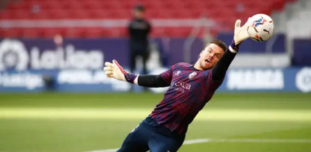 Álvaro Fernández, en un calentamiento del Huesca.