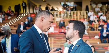Paris (France), 30/08/2022.- Catalan regional President Pere Aragones (R) talks with President of the Executive Council of Corsica Gilles Simeoni (L) following a debate on Independence and Autonomy at the Medef Summer Conference, La REF 2022, at the Hippodrome de Longchamp racetrack in Paris, France, 30 August 2022. (Francia, Roma) EFE/EPA/YOAN VALAT